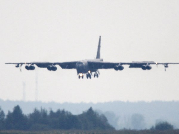 &quot;Pháo đài bay&quot; B-52 của Mỹ bị rơi động cơ khi đang bay