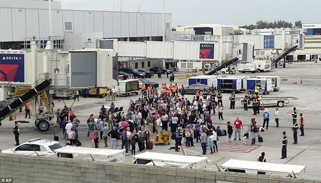 Khoảng 90 phút sau vụ xả súng, tình hình sân bay vẫn còn rất hỗn loạn. 