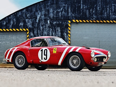 7. Chiếc Ferrari 250 GT SWB Berlinetta Competizione 1960 hào nhoáng này đáng giá 13,5 triệu USD, từng cán đích ở vị trí thứ bảy trên đường đua Le Mans dưới tay lái của bộ đôi tài hoa người Mỹ Ed Hugus và Augie Pabst.