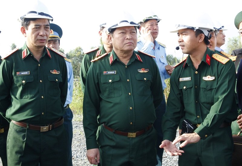 Bộ trưởng Ngô Xuân Lịch (giữa) thị sát tại dự án xử lý chất dioxin ở sân bay Đà Nẵng sáng nay