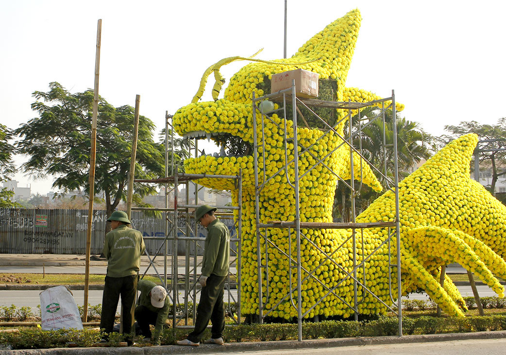 Mô hình rồng hoa đang được tháo gỡ - Ảnh: internet