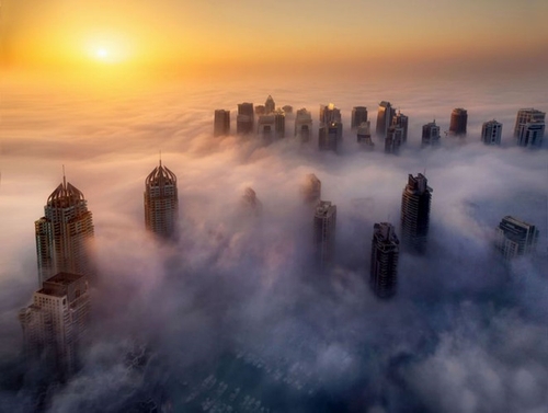 Trong những ngày nắng, thành phố Dubai thỉnh thoảng vẫn chìm trong lớp sương mù dày đặc.