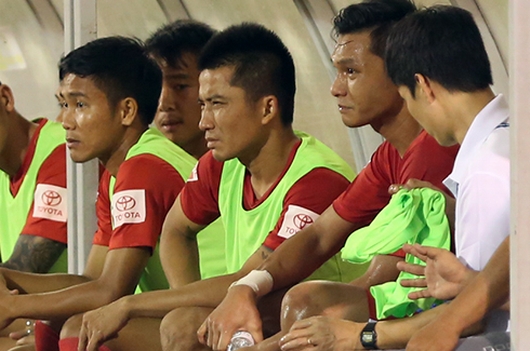 Hồng Việt (thứ hai từ phải sang) đã có những phản ứng phi thể thao khi bị thay ra.