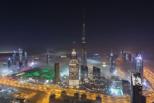 Vào buổi tối, khi sương mù tan dần, Dubai lại lộ rõ hình ảnh của một trong những đô thị hiện đại nhất thế giới.
