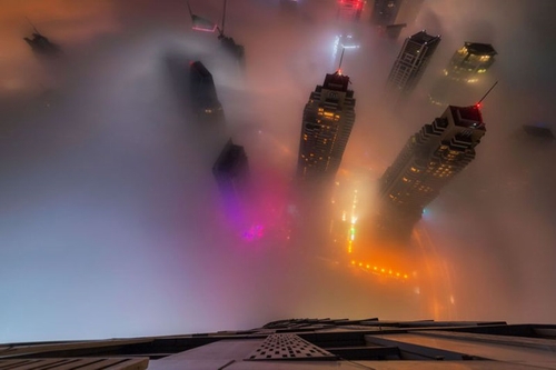 Khung cảnh Dubai nhìn từ trên cao xuống trong đêm là cực kỳ ấn tượng.