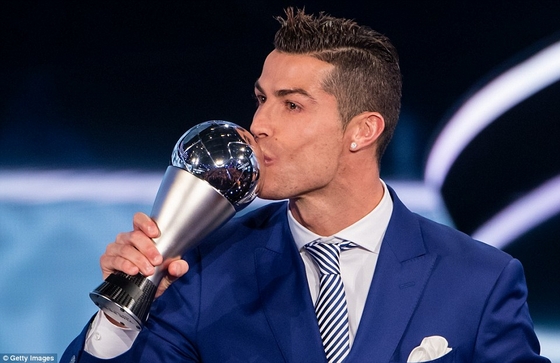 C.Ronaldo hôn danh hiệu đầu tiên của FIFA, sau khi tổ chức này chia tay 