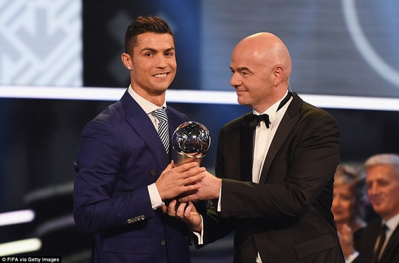C.Ronaldo nhận danh hiệu 
