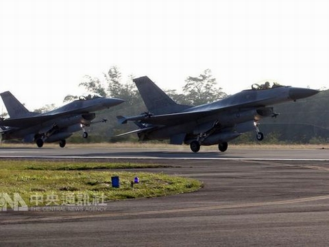 Đài Loan điều động chiến đấu cơ F-16 đi đối phó với Trung Quốc