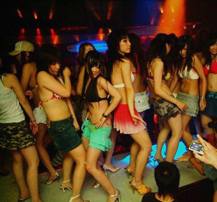 Hàng chục cô gái 'bay lắc' trong phòng karaoke