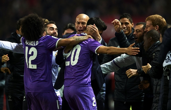 Zidane chúc mừng các học trò sau trận hòa 3-3