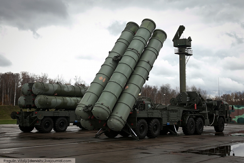 Ngoài ra, S-400 cũng nổi trội ở khả năng cơ động. Đây là một hệ thống phòng không toàn diện có thể được thiết lập ngay trên mặt đất, ở bất cứ đâu chỉ trong vòng vài phút.