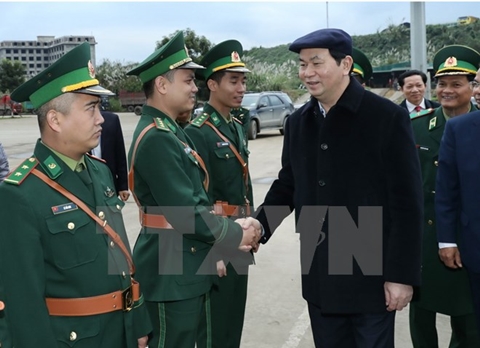 Chủ tịch nước Trần Đại Quang đến thăm, chúc Tết các lực lượng liên ngành đang làm việc tại Cửa khẩu quốc tế đường bộ số 2 Kim Thành. (Ảnh: Nhan Sáng/TTXVN)