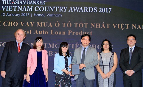 Đại diện TPBank nhận giải thưởng Best Auto Loan Product in Vietnam do The Asian Banker trao tặng.