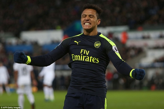 Sanchez ăn mừng bàn thắng nâng tỉ số lên 4-0 cho Arsenal