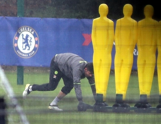 Không có người hỗ trợ, Costa phải tự làm mọi việc trên sân!