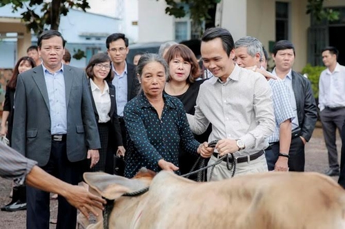  Ông Trịnh Văn Quyết cũng trực tiếp trao tặng bê giống đến các hộ nghèo ở thị xã An Nhơn, Bình Định.