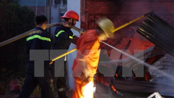 Cháy kinh hoàng ở Nha Trang, nhiều căn nhà bị thiêu rụi