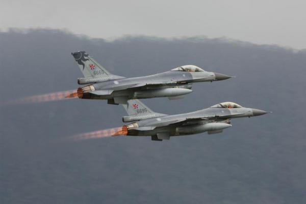 Đài Loan phái F-16 đi theo dõi tàu sân bay Liêu Ninh của Trung Quốc