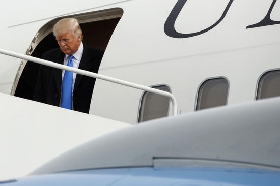 Tổng thống Donald Trump bước ra từ chiếc máy bay quân sự