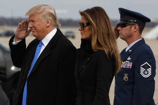 Tổng thống Donald Trump chào viên sĩ quan không quân đón ông ở sân bay đúng theo kiểu của một Tổng thống đích thực