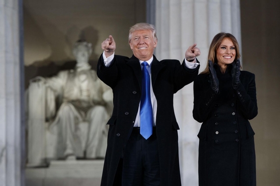 Ông Donald Trump và vợ đã đến Đài tưởng niệm Licoln