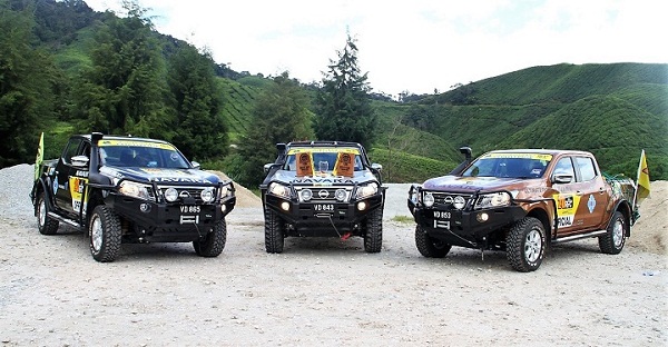 Ba chiếc Nissan Navara tham gia giải đua