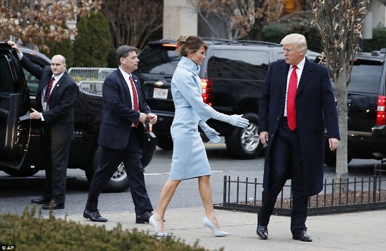 Tổng thống đắc cử Donald Trump và vợ được đón chào tại bậc thềm Nhà Trắng