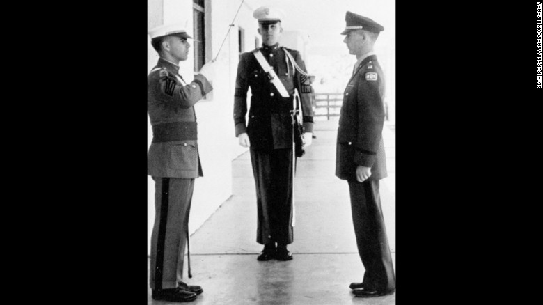 Ông Trump, ở giữa, trong khi đang học ở Học viện Quân sự New York năm 1964.