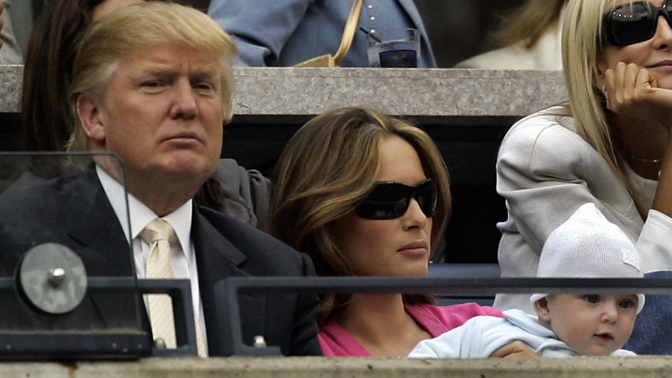Ông Trump thạm dự giải tennis Mỹ Mở rộng cùng với người vợ thứ ba - Melania Knauss-Trump và con trai chung của họ - Barron năm 2006. Trump và Knauss cưới nhau năm 2005.