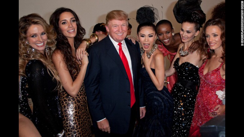 Trump chụp ảnh với các thí sinh Hoa hậu Hoàn vũ năm 2011. Ông trở thành ông chủ của các cuộc thi Hoa hậu Hoàn vũ, Hoa hậu Mỹ và Hoa hậu Teen của Mỹ từ năm 1996
