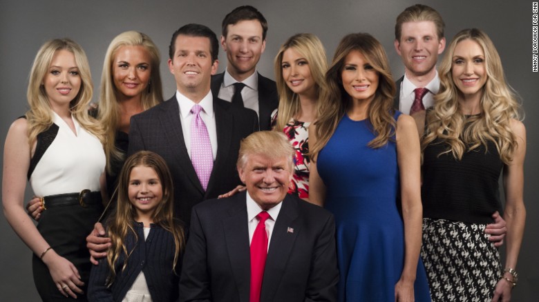 Gia đình Trump chụp ảnh ở New York hồi tháng Tư năm ngoái.