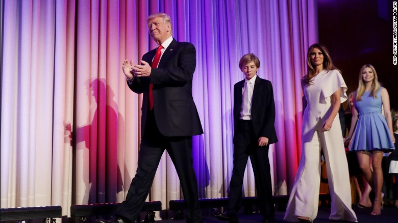 Ông Trump bước lên sân khấu cùng gia đình sau khi được tuyên bố là người chiến thắng trong cuộc bầu cử hôm 9/11.