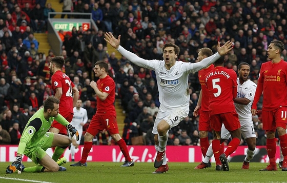 Llorente lập cú đúp bàn thắng cho Swansea