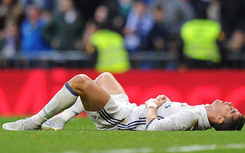 Kết thúc trận đấu, Ronaldo nằm vật xuống sân nghe các CĐV la ó và chỉ trích mình.