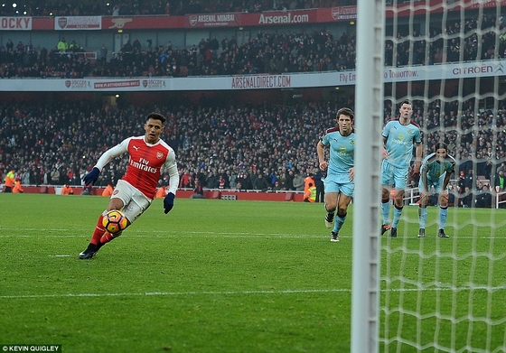 Sanchez ghi bàn thắng quyết định cho Arsenal
