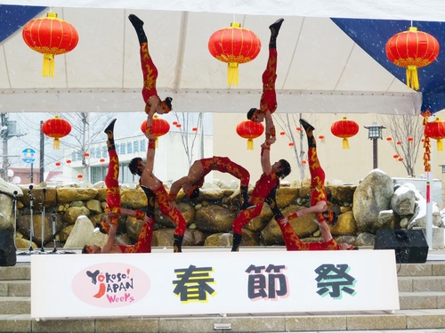 Trong dịp mừng Tết truyền thống này sẽ có rất nhiều những trò chơi dân gian của Nhật Bản được tỏ chức. Đường phố trang hoàng theo phong cách Trung Hoa, có múa sư tử, biểu diễn trống, khu vực uống trà đạo.