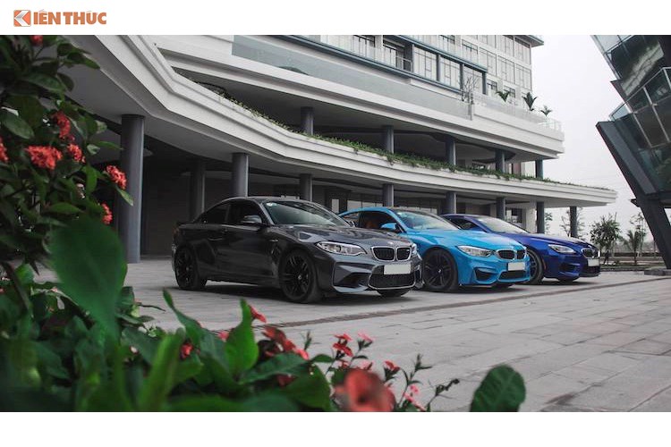 Nằm dưới M6 GranCoupe là chiếc BMW M4 với màu xanh da trời Yas Marina Blue. Đây là chiếc BMW M4 thứ 3 tại Việt Nam và thuộc sở hữu của một người đam mê xe trẻ tuổi tại Hà Nội. Chiếc xe này đã được đưa về Thủ Đô vào khoảng tháng 12/2015. Thuộc thế hệ M4 đầu tiên với tên mã F82, trên thực tế M4 chính là M3 Coupe trước đây
