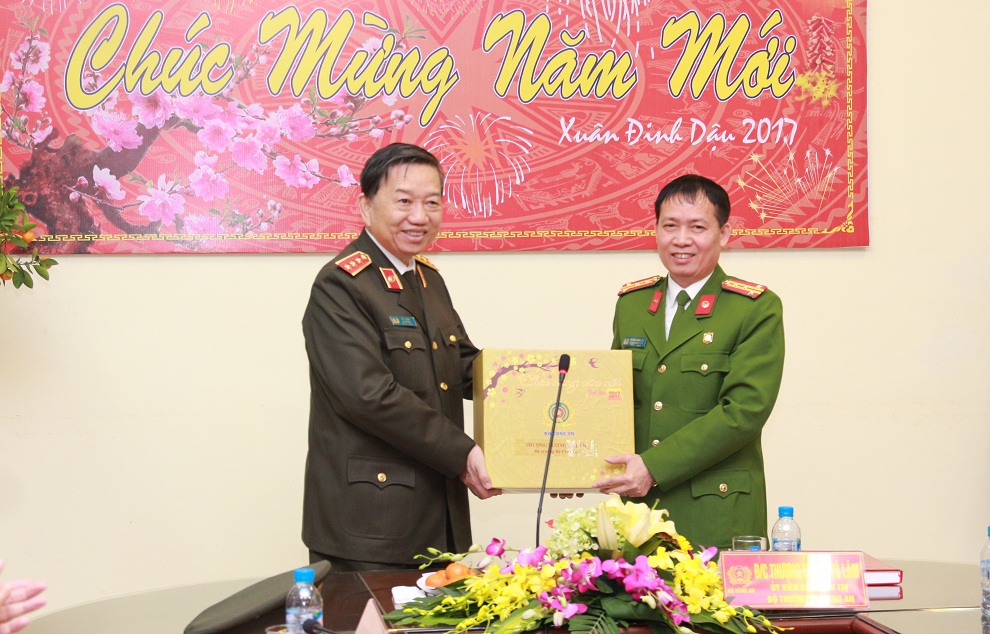 Bộ trưởng Tô Lâm tặng quà chúc mừng năm mới cán bộ, chiến sĩ Phòng Cảnh sát Hình sự Công an TP Hà Nội. Ảnh: Bộ Công an