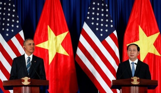 Tổng thống Mỹ Barack Obama và Chủ tịch nước Trần Đại Quang trong buổi họp báo chung hôm 23/5 tại Hà Nội. Ảnh: Reuters