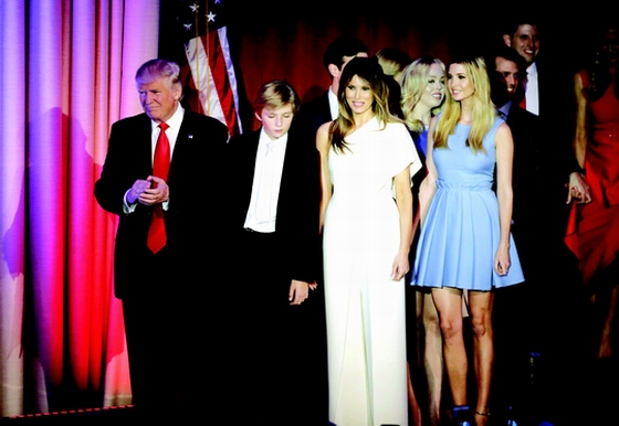 Tổng thống Donald Trump, con trai Barron, vợ và con gái Ivanka Ảnh: REUTERS