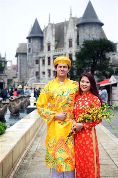 Góp thêm Xuân cho lễ hội lớn nhất trong năm là những sắc màu áo dài truyền thống. Không chỉ người Việt mà cả khách Âu đến Bà Nà đúng tết Nguyên đán cũng rất thích thú khoác lên mình áo dài khăn đống.
