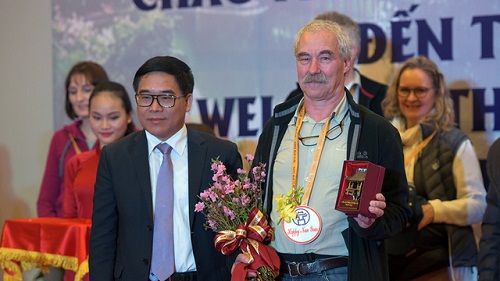 Giám đốc Sở Du lịch Hà Nội Đỗ Đình Hồng trao quà cho ông Thomas Bauche (người Đức) - vị khách du lịch quốc tế đầu tiên đến Hà Nội trong năm 2017.