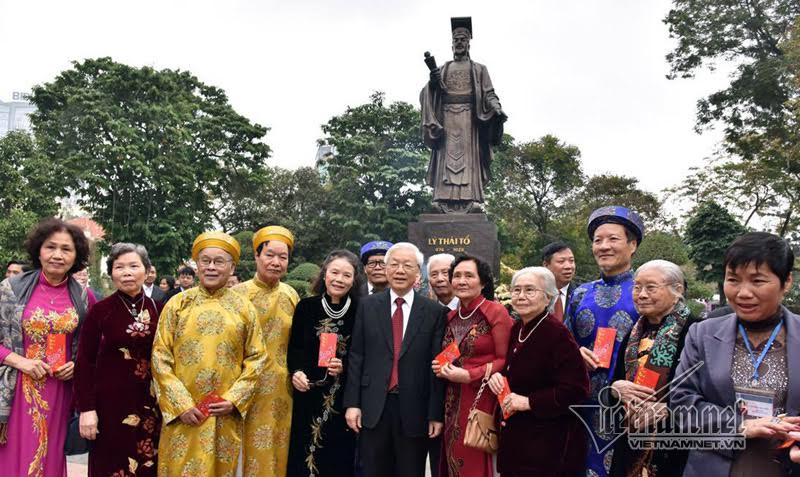 Tổng Bí thư Nguyễn Phú Trọng cùng các cụ cao tuổi trước tượng đài Lý Thái Tổ