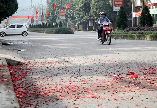 Xác pháo đầy quốc lộ ở Hà Tĩnh