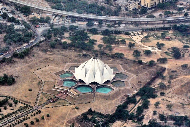 Đền Hoa Sen là ngôi đền nổi tiếng nhất của đạo Bahá'í ở New Delhi, Ấn Độ. Giống như tên gọi, đền Hoa Sen có hình dáng một bông hoa sen có 27 cánh hoa bằng đá cẩm thạch.