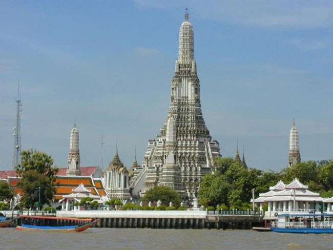 Wat Arun hay còn gọi là Chùa Bình Minh nằm ở tỉnh Nakhon Sawan, Thái Lan. Đây là một địa điểm tôn giáo nổi tiếng thế giới, được mệnh danh là một trong những ngôi chùa Phật giáo đẹp nhất, cổ kính nhất thế giới.