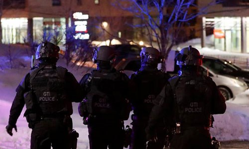 Một đội cảnh sát tuần tra xung quanh nhà thờ Hồi giáo sau vụ nổ súng tại thành phố Quebec.