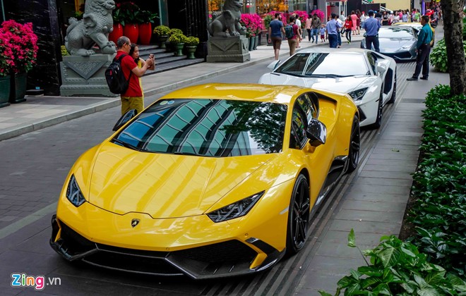 Bốn siêu xe Lamborghini xếp hàng dài trên đường phố trung tâm TP.HCM dịp Tết thu hút sự chú ý của nhiều người. Dẫn đầu đoàn xe là chiếc Lamborghini Huracan độ thân vỏ sợi carbon của Mansory. 