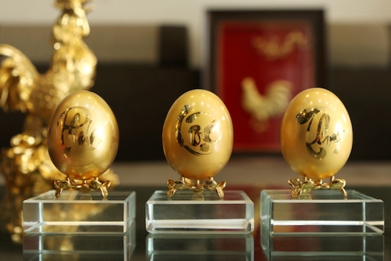 Bộ trứng vàng gồm 3 quả được chạm khắc tỉ mỉ các chữ Phúc – Lộc – Thọ theo kiểu thư pháp...