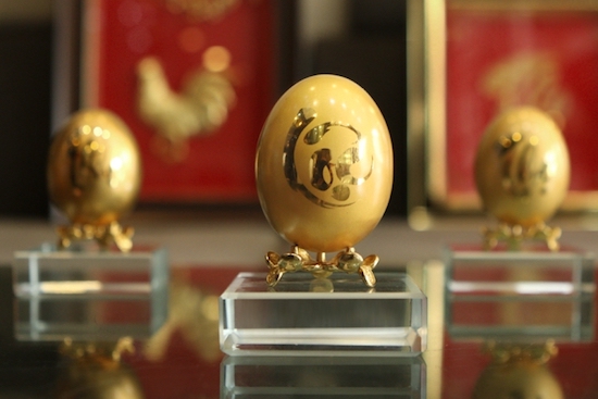 Các thợ chế tác phải mất gần 2 tháng để kịp hoàn thiện bộ trứng vàng Phúc – Lộc – Thọ được đúc bằng vàng nguyên khối, kịp ra mắt chào đón xuân Đinh Dậu 2017.
